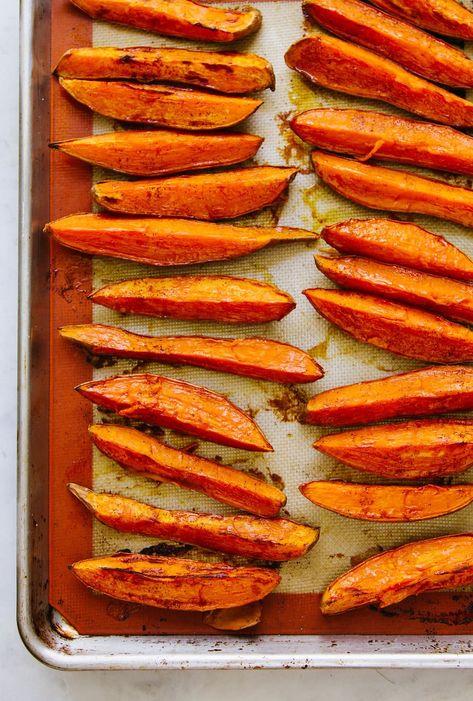 ￼Roasted to perfection, these Baked Sweet Potato Wedges are a delicious snack, appetizer, or mono meal, and they are so easy to make! Vegan and vegetarian recipe. Sweet Potato Wedges Oven, Healthy Baked Sweet Potato, Mono Meals, Baked Sweet Potato Wedges, Low Fat Dinner Recipes, Southern Cooking Recipes, Baked Butternut Squash, Low Fat Dinner, Bbq Side