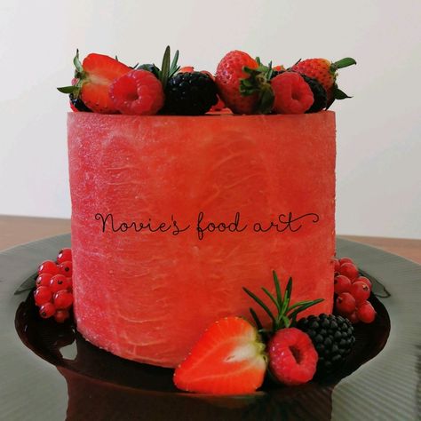 Food art / Fruit art Simple Watermelon Cake, Small Watermelon Cake, Cake Made Out Of Fruit, Watermelon Cake Ideas, Watermelon Fruit Cake, Watermelon Dessert, Cake With Berries, Fruit Birthday Cake, Fruit Cake Design