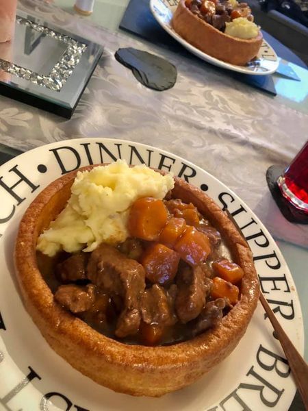 Yorkshire Food Recipes, Big Yorkshire Pudding, Large Yorkshire Pudding Recipe Easy, Giant Yorkshire Pudding, English Pub Food, Giant Yorkshire Pudding Recipe, Yorkshire Pudding Breakfast, Yorkshire Pudding Dinner, Diced Lamb Recipes