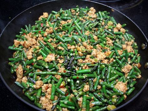 yardlong-7 Yardlong Beans Recipes, Yard Long Green Beans Recipes, Yard Long Beans Recipe, Yardlong Beans, Pork And Green Beans, Pork Chinese, Long Beans, Pork And Cabbage, Ground Pork Recipes