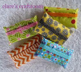 clare's craftroom: easy tissue holder tutorial Sewing Classes For Beginners, Kleenex Holder, Pocket Tissue, Tissue Pack, Tissue Cover, Fabric Purses, Small Sewing, Small Sewing Projects, Sewing Stitches