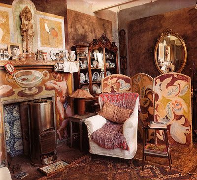 pinkpagodastudio: Vanessa Bell / A Bloomsbury Life Hipster Decor, Faye Toogood, Vanessa Bell, Charleston Style, Bloomsbury Group, Charleston Homes, Bohemian Interior, Artist House, Jackson Pollock