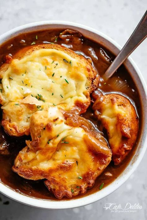 La meilleure version de la classique soupe à l'oignon - Ma Fourchette French Onion Soup Cheese, Best French Onion Soup, Classic French Onion Soup, Delicious Soups, Cheap Clean Eating, Soup Appetizers, French Onion Soup Recipe, Cafe Delites, Onion Soup Recipes