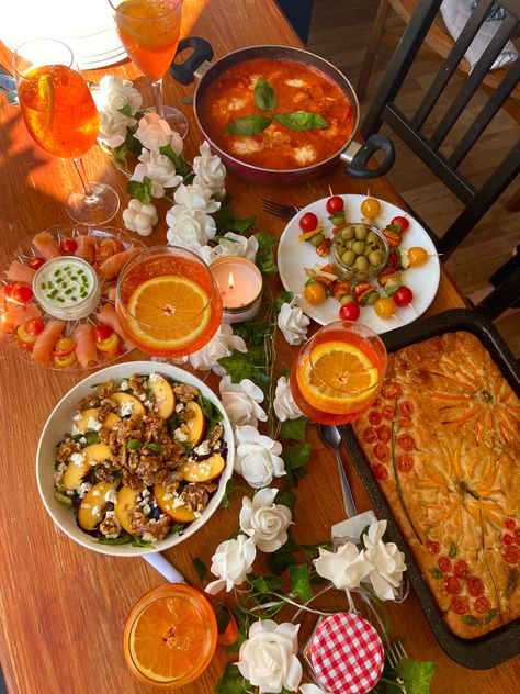 Italian Dinner Party Tablescape Outdoor Dining, Italian Summer Dinner Party Recipes, Simple Dinner Party Recipes, Spanish Style Dinner Party, Aesthetic Dinner Party Food, Housewarming Dinner Party, Dinner Party Italian Theme, Italian Brunch Party, Italian Summer Party Food