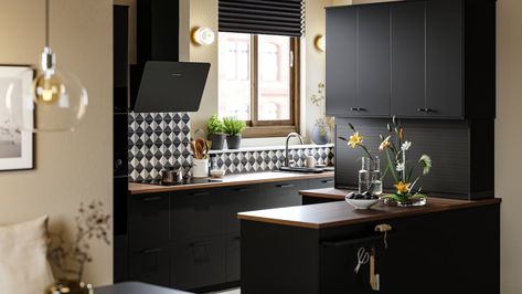 Kitchen And Living Room Ideas, Anthracite Kitchen, Pax Corner Wardrobe, Dark Brown Kitchen, Corner Wardrobe, Brown Kitchens, Kitchen Installation, Style Deco, Shaker Kitchen