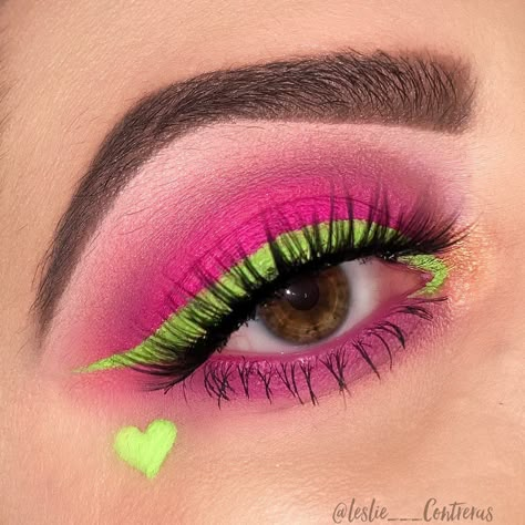 Cute Neon Makeup Looks, 80s Makeup Neon, 80s Neon Makeup Looks, Neon Colors Makeup, Neon Eyeliner Looks Simple, Green And Pink Makeup Ideas, Neon Make Up Looks, Neon Pink And Green Eyeshadow Looks, Neon Pink And Green Makeup