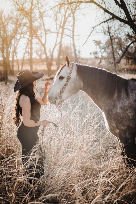 Horse Senior Pictures Dress, Horse Graduation Pictures, Senior Pictures Western, Western Senior Pics, Senior Pictures Dresses, Horse Senior Pictures, Western Photoshoot, Senior Ideas, Western Photography