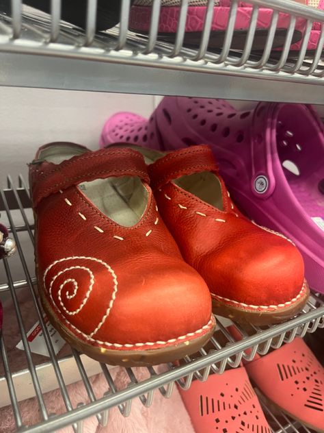 Red, twee, vintage clogs with a spiral, mary Janes, Brand: Naturalista Red Clogs, Red Spiral, Vintage Clogs, Crazy Outfits, Closet Inspiration, Red Flowers, Mary Janes, Clogs, Red