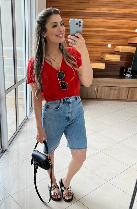 Look Com bermuda feminina Look Bermuda Jeans, Rita Saraiva, Look Bermuda, Look Short Jeans, Bermuda Shorts Outfit, Timeless Outfits, Vegas Outfit, Summer Outfits For Teens