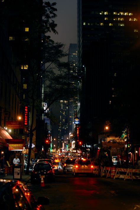 Nyc Streets At Night, New York Night Street, New York Places To Visit, Nyc Night Aesthetic, New York Places, Friends Nyc, New York 2023, New York City Night, Us Friends