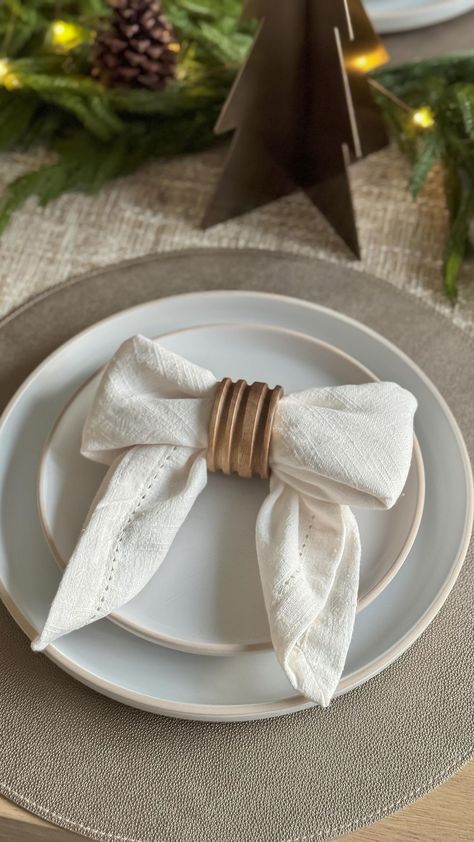 Napkin Folding Ideas New Years, Fancy Napkin Folding Easy, Napkin Folding Flower, Napkin Ring Folding, Rehearsal Dinner Napkins, Beaded Tassels Diy, Creative Napkin Fold, Fancy Napkin Folding, Easy Napkin Folding