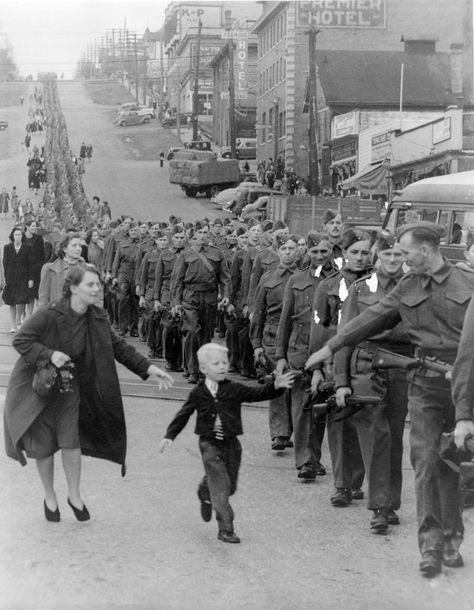 A moving collection of iconic photographs from the last 100 years that demonstrate the heartbreak of loss, the tremendous power of loyalty, and the triumph of the human spirit. Warning: Some of the... Canadian Soldiers, New Westminster, Fotografi Vintage, Vintage Versace, Powerful Images, History Photos, Nagasaki, Photo Vintage, Military Men