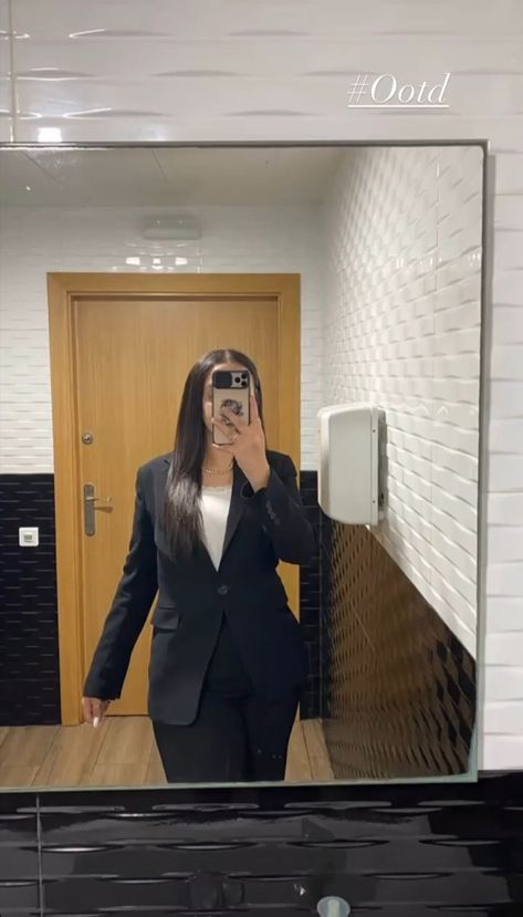 Hidden Mirror Selfie, Office Mirror, Hidden Mirror, Inspo Fits, Nightclub Aesthetic, Mirror Shot, Fashionista Clothes, Hair Stylist Life, Cool Instagram Pictures