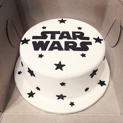 Star Wars Torte, Food Montreal, Star Wars Themed Birthday Party, Star Wars Cake Toppers, Star Wars Birthday Cake, Star Wars Theme Party, Baking Homemade, Birthday Baking, Star Wars Cake