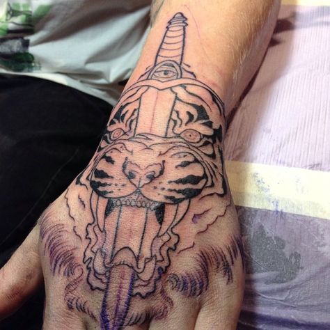 Line Work Tiger Tattoo, Two Hands Tattoo, Sick Tattoos, Tattoo Linework, Knife Tattoo, Tattoo Practice, Sick Tattoo, Engraved Pocket Knives, Japanese Tattoos