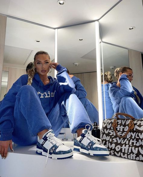 Social Media Influencer Aesthetic, Vuitton Outfit, Influencer Aesthetic, Hailey Baldwin Style, Shotting Photo, Business Shoes, Swag Shoes, Streetwear Fashion Women, Aesthetic Outfit