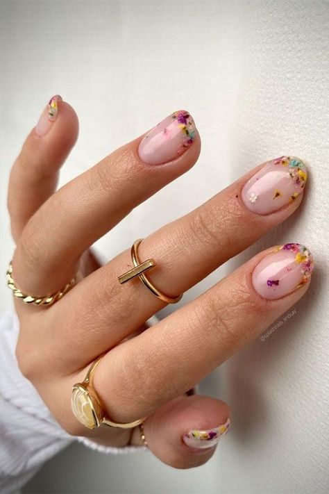 Engagement Nails Colorful, Floral Tips Nails, Trendy Flower Nails, French Flower Nails, Flower French Tip Nails, Flower French Nails, Dried Flower Nail Art, Short Nails Spring, Nail Art Fleur