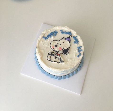 Snoopy Cake Ideas, Birthday Cake Fruit, Snoopy Birthday Cake, Bolo Snoopy, Birth Cakes, Snoopy Cake, Baking Aesthetic, Snoopy Birthday, Baby Snoopy