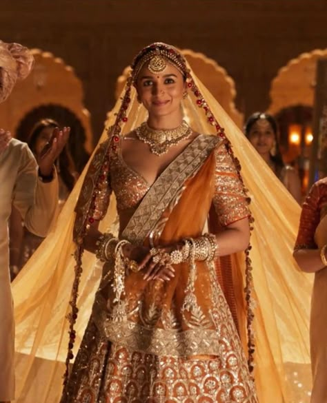 Alia Bhatt's Regal Bridal Look In Rocky Aur Rani Ki Prem Kahaani - Pyaari Weddings Alia Bhatt Rocky Aur Rani, Rani Lehenga, Alia Bhatt Saree, Orange Lehenga, Latest Bridal Lehenga, Georgette Lehenga, Wedding Lehenga Designs, Indian Bride Outfits, Indian Bridal Lehenga