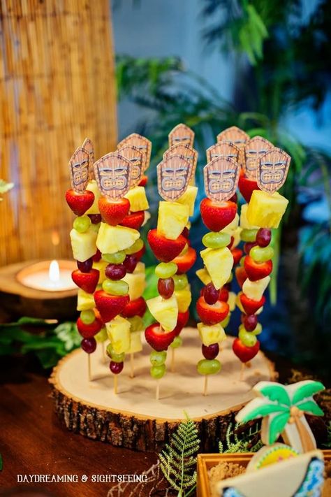 survivor theme decorations | For Luau Theme: Fabulous Ideas via Kara's Party Ideas- party food idea Hawai Party, Tropisk Fest, Survivor Party, Festa Moana Baby, Luau Food, Bebe Shower, Hawaiian Party Theme, Aloha Party, Tropical Food