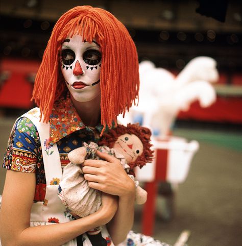 Shelley Duvall on the set of Brewster McCloud Brewster Mccloud, Shelly Duvall, 1970s Movies, Shelley Duvall, Maquillaje De Ojos, Vintage Fashion, Hollywood, Actresses, Actors