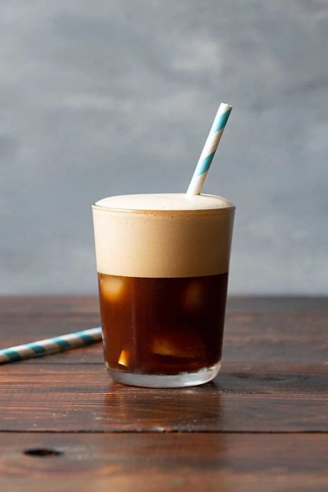 Italian Iced Coffee, Frappe Greek, Freddo Espresso, Summer Coffee Recipes, Iced Espresso, Greek Coffee, Italian Espresso Machine, Espresso Recipes, Espresso At Home