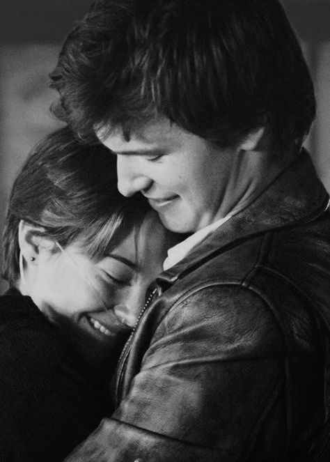 Hazel e Augustus Hazel And Augustus, Fault In The Stars, People Hugging, Augustus Waters, John Green Books, Hazel Grace, Ansel Elgort, Okay Okay, Shailene Woodley