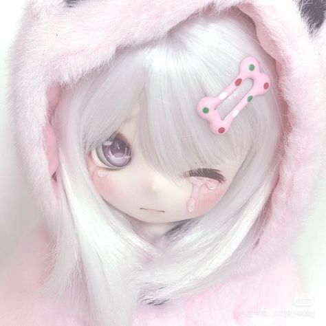 Pink white upset bjd doll Porcelain Bjd Doll, Bjd Dolls Kawaii, Dollfie Doll Icon, Dollkin Claims, Bjd Aesthetic, Doll Pfp, Hello Kitty Videos, Frog Wallpaper, Doll Aesthetic