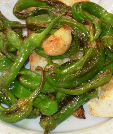 Peppers Italian Frying Peppers, Dry Peppers, Long Hot Peppers, Hot Pepper Recipes, Italian Meals, Chile Recipes, Pepper Recipes, Hot Pepper Seeds, Dried Peppers