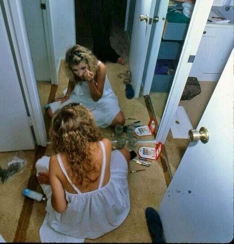 🕊 on Twitter: "Stevie Nicks doing her makeup in her apartment, 1978.… " Her Makeup, Stevie Nicks, Apartment, Mirror, Makeup, Hair, Make Up