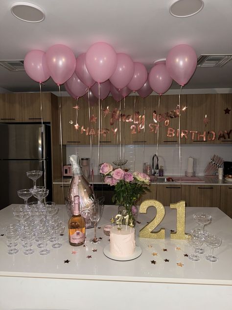 21st At Home Birthday Party, 22 Birthday Set Up, Dinner Party Balloons, 21st Birthday Decorations Aesthetic, Summer Bday Theme Ideas, Birthday Setup Ideas At Home, 21st Birthday Cocktail Party Ideas, Baddie Birthday Theme, 30th Birthday Ideas For Women Pool Party