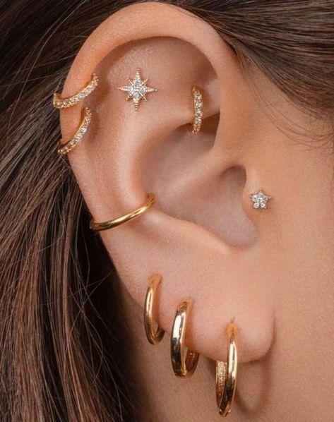 Ear Piercings Silver, Ušn�ý Piercing, Ear Designs, Ear Stacks, Minimalist Ear Piercings, Piercing Inspo, Pretty Ear Piercings, Cool Ear Piercings, Cute Ear Piercings