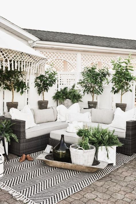 Looking to do a patio makeover, but need a little inspiration? Try 33 Stunning Outdoor Seating Inspirations by thetarnishedjewelblog.com #patiofurniture #outdoorseating #patioseating #patioideas, #outdoorpatioideasonabudget #outdoorpatioideassmall #outdoorfirepitideas #outdoorfireplaceideas #backyardpatioideas Teak Patio Furniture, Farmhouse Patio, Patio Pergola, Cozy Patio, Patio Inspiration, Patio Diy, Patio Interior, Patio Makeover, Cozy Farmhouse