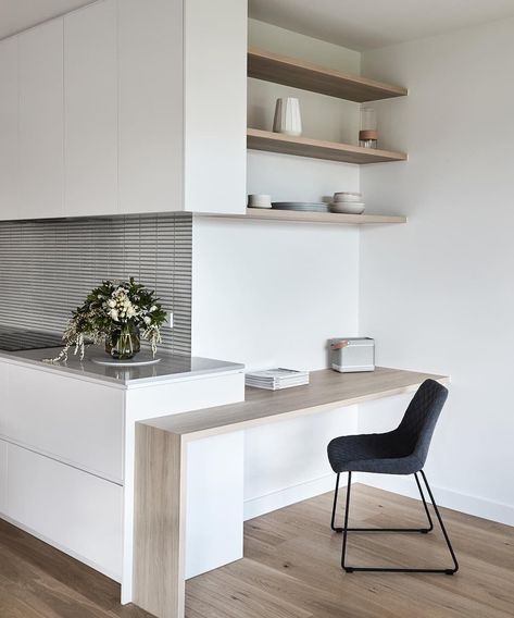 A clever little kitchen study nook in our Murrumbeena Residence. Tucked into the side of the kitchen it’s discreet yet offers full… Kitchen Desk Areas, Kitchen Desks, Small Apartment Design, Study Nook, Little Kitchen, Tiny Apartment, Kitchen Office, Home Office Design, Design Case