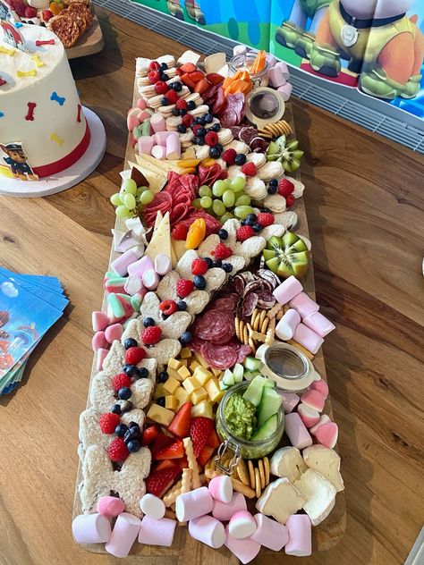 Kidsparty foodplatter! * * #picnicbarcelona #barcelonapicnic #ibizapicnic #picnicibiza #barcelona #ibiza #hendo #henweekend #henparty #hendobarcelona #henpartyibiza #whattodoinbarcelona #birthdaybarcelona #babyshowerbarcelona #henweekendbcn #henweekendibiza #bachelorettebarcelona #whattodoinibiza #henpartymarbella #henmarbella #hendomarbella #henweekendmarbella #henpartytorremolinos #kidspartiesmarbella #kidspartiesbarcelona #genderrevealbarcelona #evjfbcn #evjfbarcelona #bachelorettebarcelona Party Finger Foods For Kids, Kids Grazing Table, Party Grazing Table, Party Food Hacks, Childrens Party Food, Grazing Food, Finger Foods For Kids, Kids Party Snacks, Pool Party Food