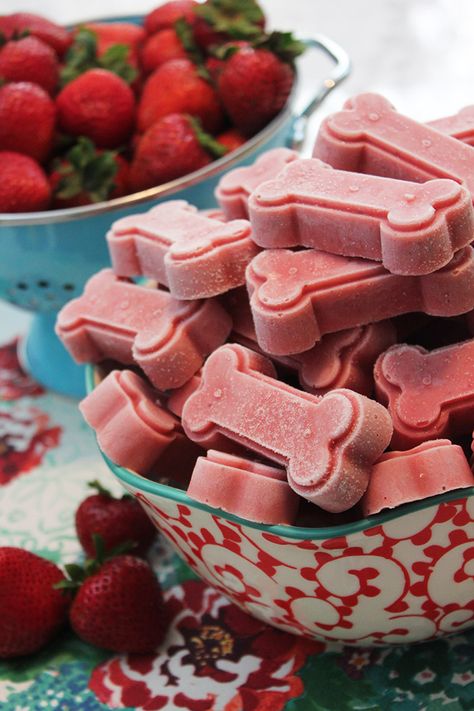 Strawberry And Banana Smoothie, Frozen Dog Treats Homemade, Strawberry And Banana, Frozen Dog Treats, Frozen Strawberry, Frozen Dog, Cottage Market, Diy Dog Treats, Puppy Treats