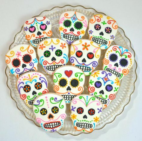 Skull Cookie Decorating, Sugar Skull Cookies, Creepy But Cute, Sugar Skull Party, Holiday Cake Pop, Diy Christmas Cookies, Postres Halloween, Skull Cookies, Halloween Cookies Decorated