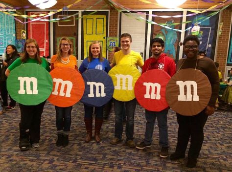 Easy DIY costumes...#m&ms M&m Costume Diy, M&m Costume, Costumes Faciles, Family Themed Halloween Costumes, Themed Halloween Costumes, Candy Costumes, Easy Diy Costumes, Halloween Makeup Diy, Trunk Or Treat Ideas