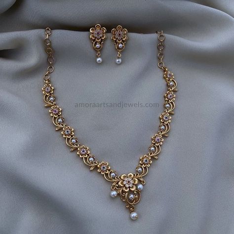 Middle Haram Gold Designs Latest, Gold Necklace Designs Latest, Fancy Choker, Choker Jewellery, Trending Crafts, Unique Gold Jewelry Designs, Jewelry Hacks, Indian Wedding Jewelry Sets, Gold Jewels Design