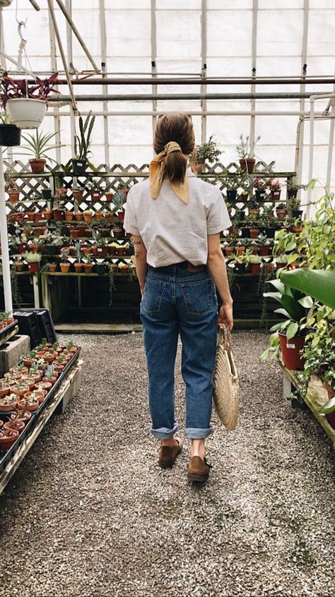 Gap Style Women, Gardencore Outfit, Gardener Aesthetic Outfit, Kaetlyn Anne, Ideas Armario, Long Floral Skirt, Veggie Burger, Greenhouses, Clothes Horse