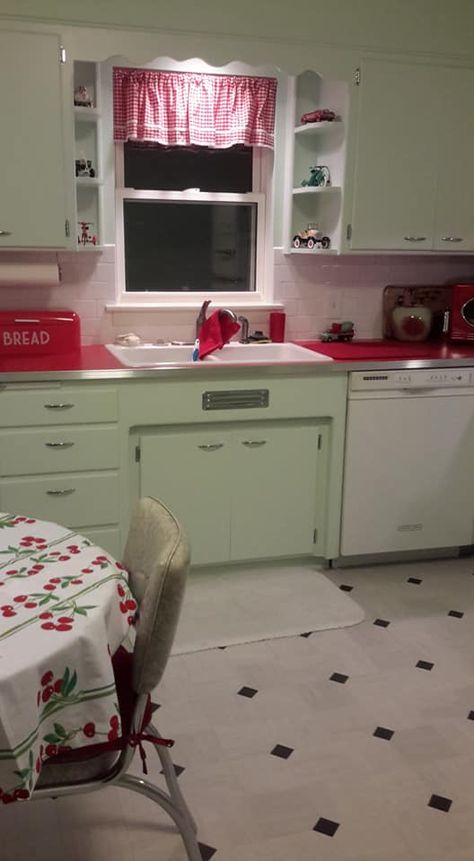 1950s Kitchen Sink, 1950s Style Home, 50s House Aesthetic, 1939 Kitchen, 50s House Interior, Retro Kitchen Ideas 1950s, Storybook Kitchen, 1950s Suburbia, 50s Kitchen Vintage