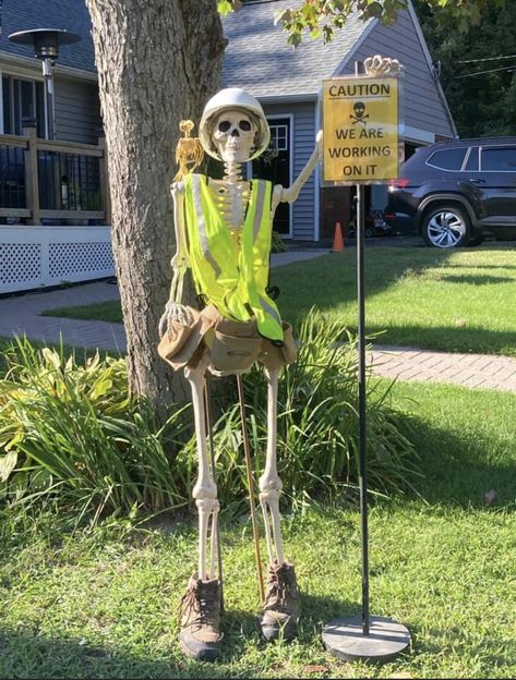 Skeleton Decorations Outdoor Funny, Funny Skeleton Poses Halloween, Skeleton Yard Display, Funny Skeleton Poses, Front Yard Decor Ideas, Skeleton Scarecrow, Skeleton Scenes, Skeleton Decorations Outdoor, Skeleton Memes