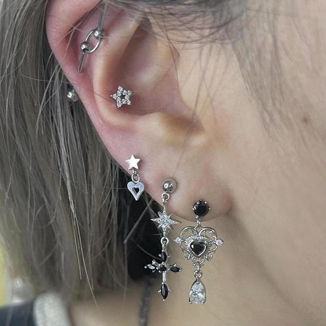 Black Cupid, Ušný Piercing, Cupid Heart, Cool Ear Piercings, Pretty Ear Piercings, Cool Piercings, Cute Ear Piercings, Cute Piercings, Body Jewelry Piercing