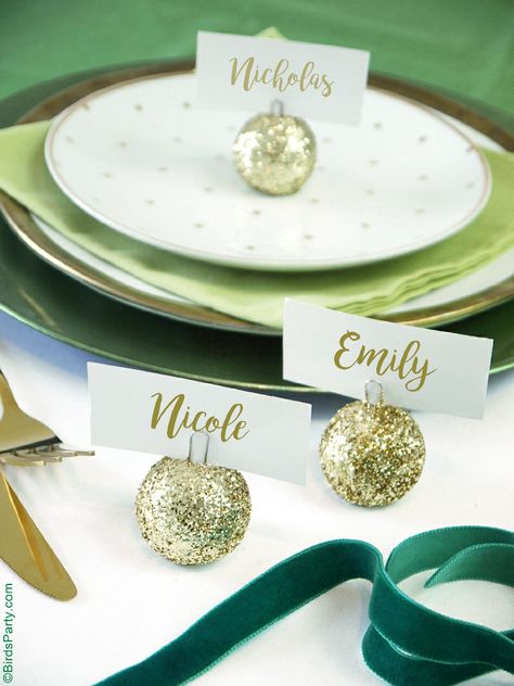 DIY Glitter Baubles Ornament Place-Card Holders - perfect last-minute craft to make for your Christmas Holidays party tables! | BirdsParty.com Food Table Ideas, Place Card Holders Diy, Party Food Table Ideas, Christmas Place Card Holders, Diy Christmas Baubles, Party Food Table, Glitter Baubles, Card Holder Diy, Diy Place Cards