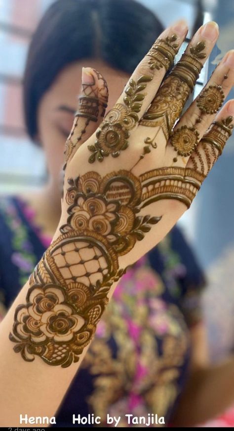 Floral, leafy, indo-western pattern for casual and formal occasion Casual Mehendi Designs, Indo Western Mehendi Designs, Western Mehendi Designs, Western Mehndi Designs, Indo Arabic Mehendi, Western Mehndi, Latest Finger Mehndi Designs, Hand Mehendi, Short Mehndi Design