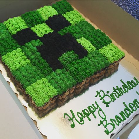 Minecraft cupcake pull apart                                                                                                                                                     More Minecraft Birthday Treats, 11 Birthday Cake, Minecraft Dort, Cupcakes Minecraft, Pastel Minecraft, Minecraft Cupcakes, Minecraft Party Decorations, Minecraft Birthday Cake, 11 Birthday