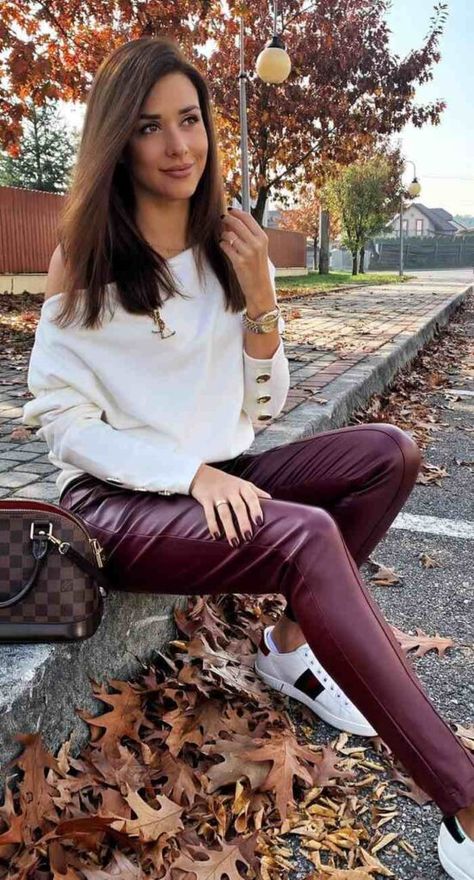 Outfit Pantalon Vino, Burgundy Jeans Outfit, Outfit Pantalon Rojo, Burgundy Pants Outfit, Outfits Leggins, Burgundy Trousers, Look Legging, Winter Pants Outfit, Pleather Pants