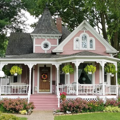 Vintage Home of the Day! Momence, IL #oldhouse #vintagehomes #iloveoldhouses #historichome #oldhouselove #vintagehomescharm… Girly House Exterior, Eclectic House Exterior, Small Cute House, Small Victorian Homes, Big Cottage House, Small Victorian House, Dream Architecture, Victorian Style House, Vintage Houses