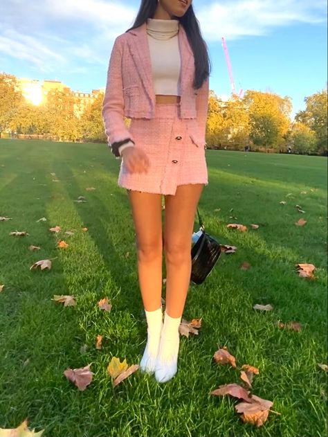 Pink coord outfit from bershka with white boots. #outfits #outfitoftheday #aesthetic #outfitinspiration #outfitgoals #outfitstyle #whiteboots #coord #pinkoutfit #pink Pink Outfit With White Boots, Outfit Rosa Invierno, Pink And White Birthday Outfit, Outfit With White Boots, White Boots Outfits, Pink Christmas Outfit, Coord Outfit, Pink And White Birthday, Aesthetic Rosa