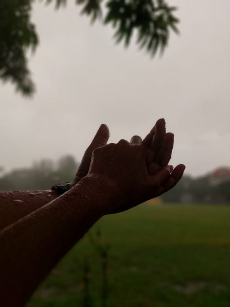 In rainy season. I love to capture ❤️ Rain Hands Photography, Rainy Love Couple, Rainy Day Couple Aesthetic, Couple In Rain Aesthetic, Rainy Couple Aesthetic, Rainy Season Photography, Photography In Rain, Bengali Photoshoot, Barish Pic